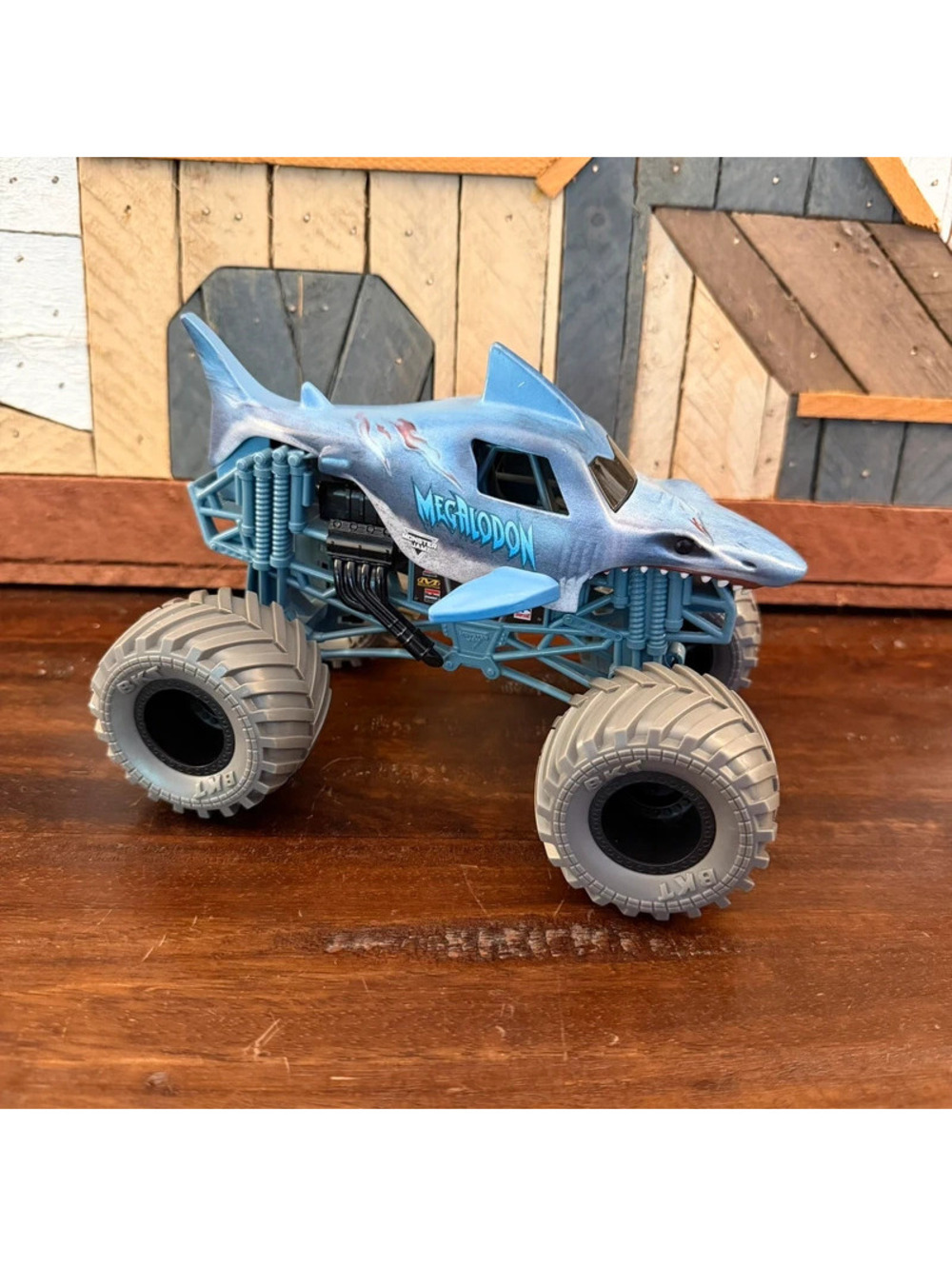 Monster Jam Official Megalodon Die-Cast Truck 1:24 Scale Spin Master Blue